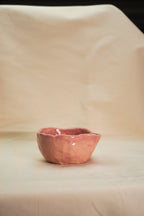 Różowy ceramiczny matchawan ręcznie lepiony