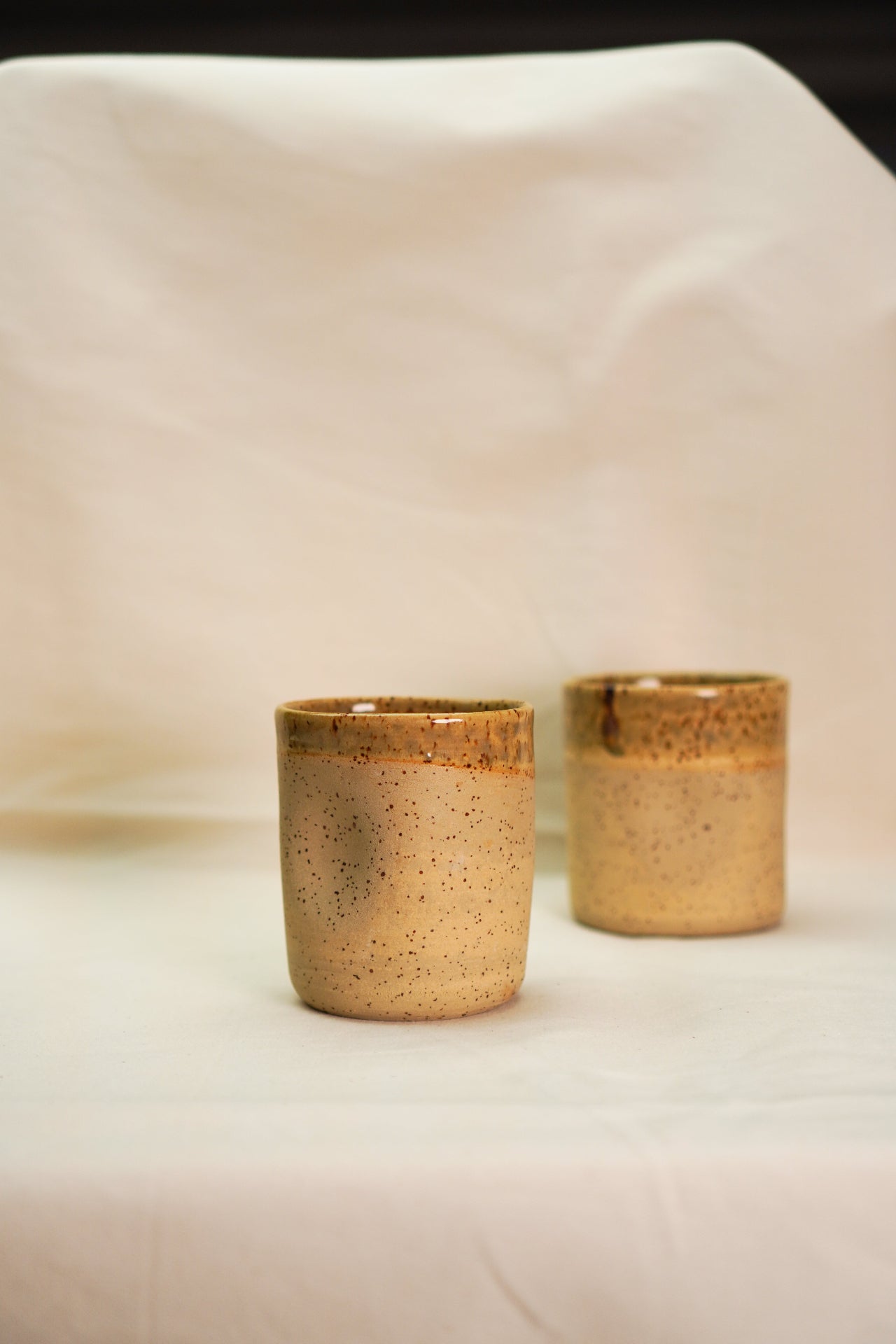 Beżowe czarki ceramiczne nakrapiane