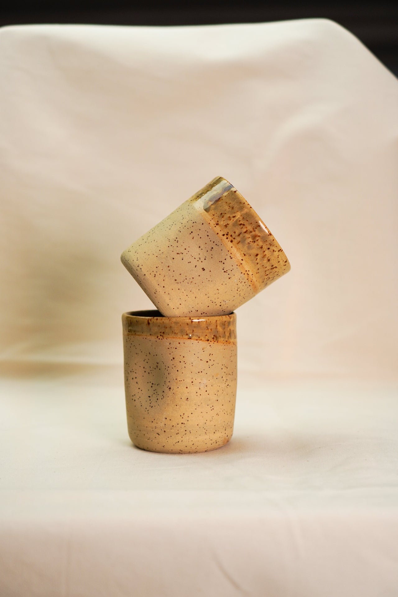 Czarki ceramiczne z nakrapianej gliny beżowe