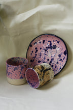 Czarki i talerz malowane z zajęć ze zdobienia ceramiki