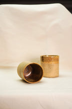 Ceramiczne czarki z beżowej gliny w kropki.