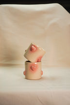 Czarki w wypukłe serca. Beżowa glina i różowe serduszka.