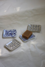 Cztery mydelniczki kobalt i krata