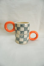 Dwie filiżanki w kratkę