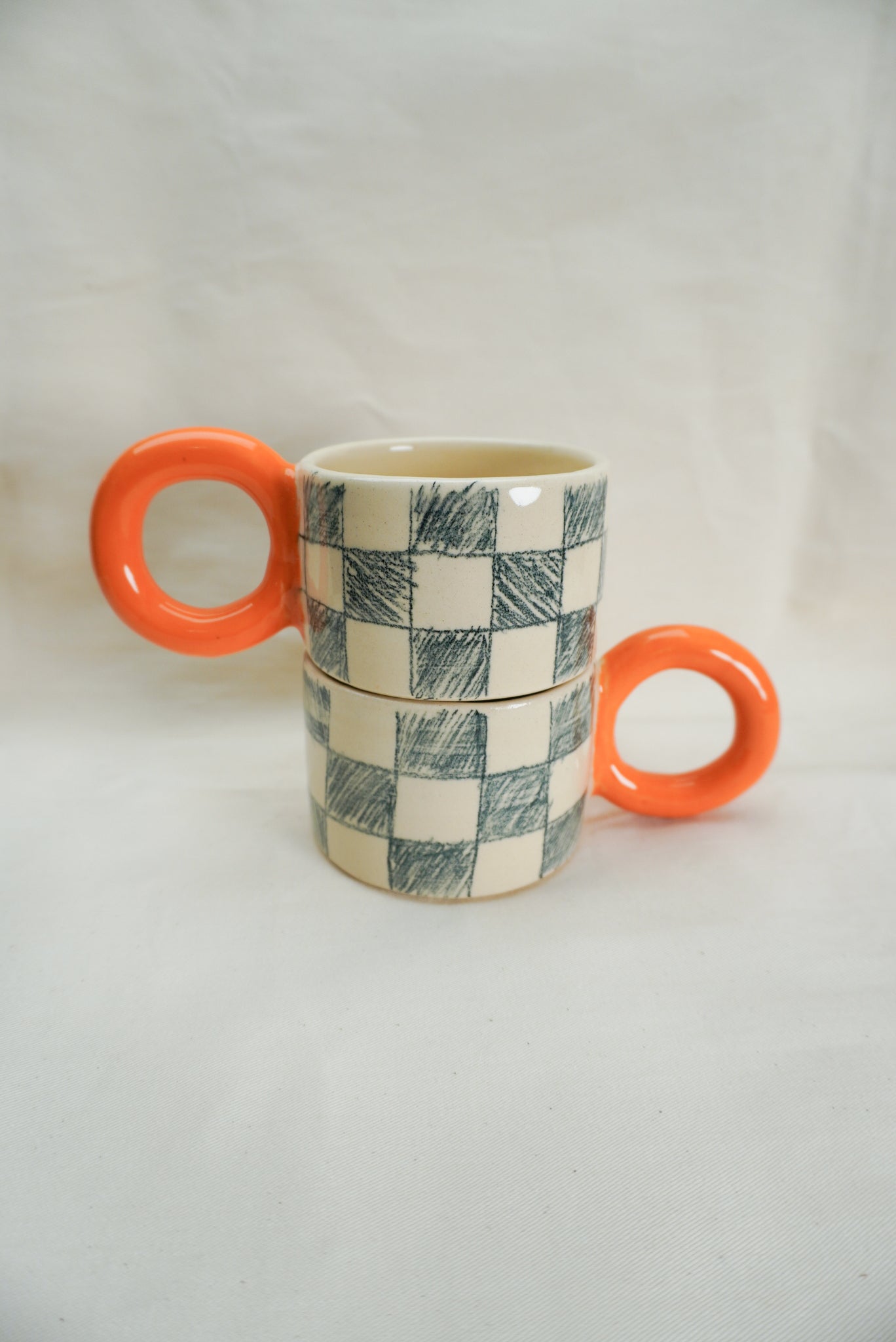 Dwie filiżanki w kratkę