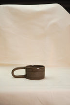 Fliżanka w kolorze antracytowym, ceramiczna.