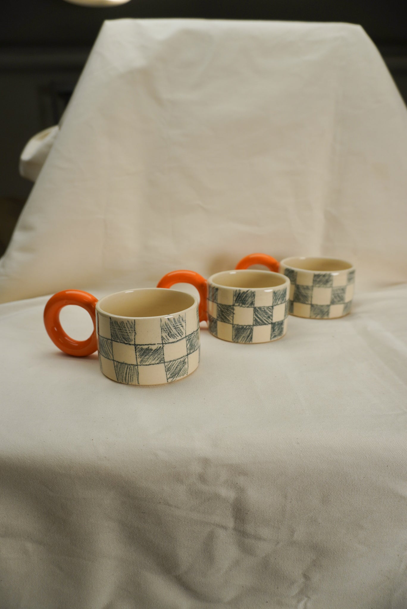 Filiżanki SZACH ustawione w rzędzie