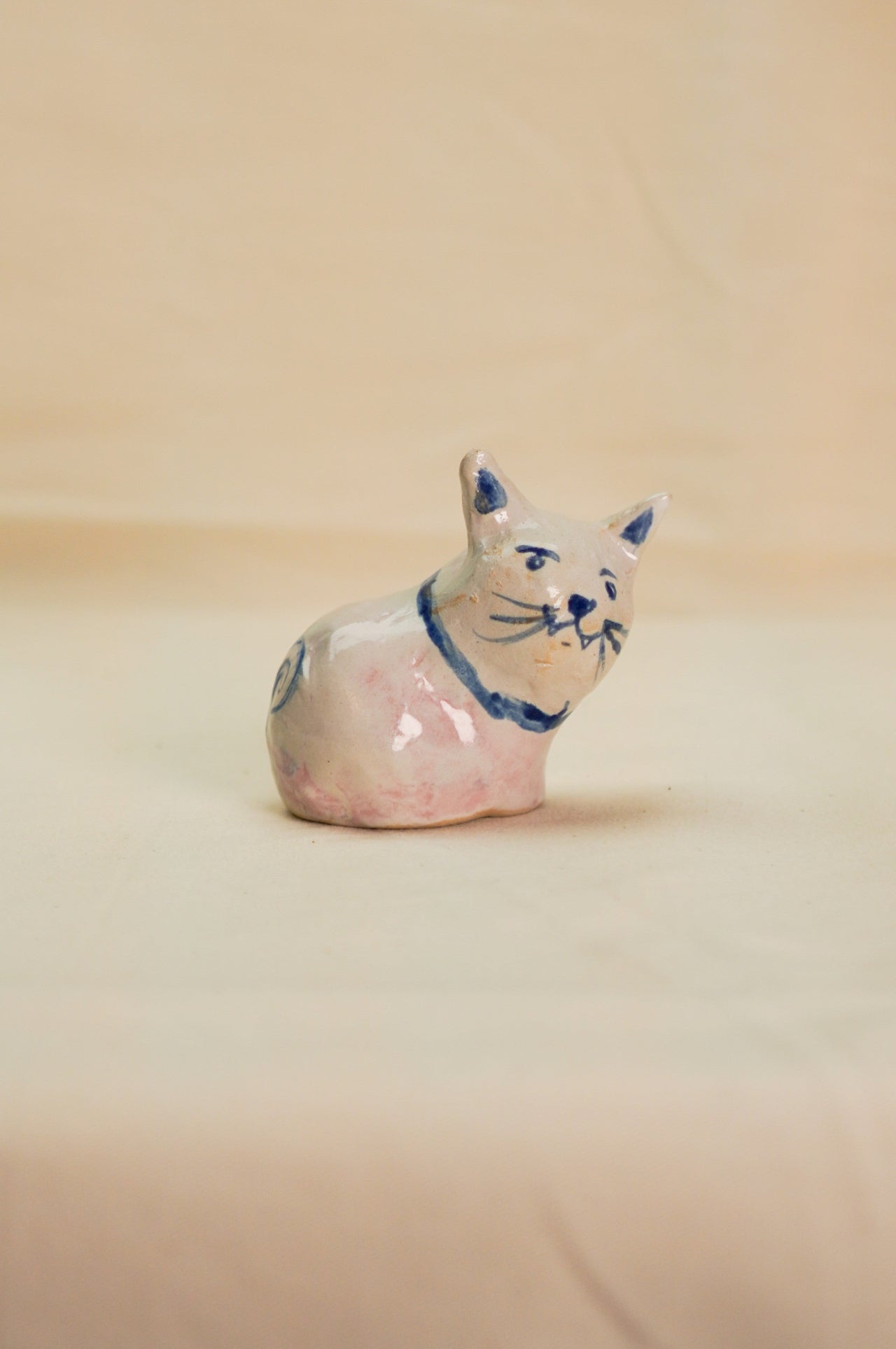 Kot figurka biały z uśmiechem