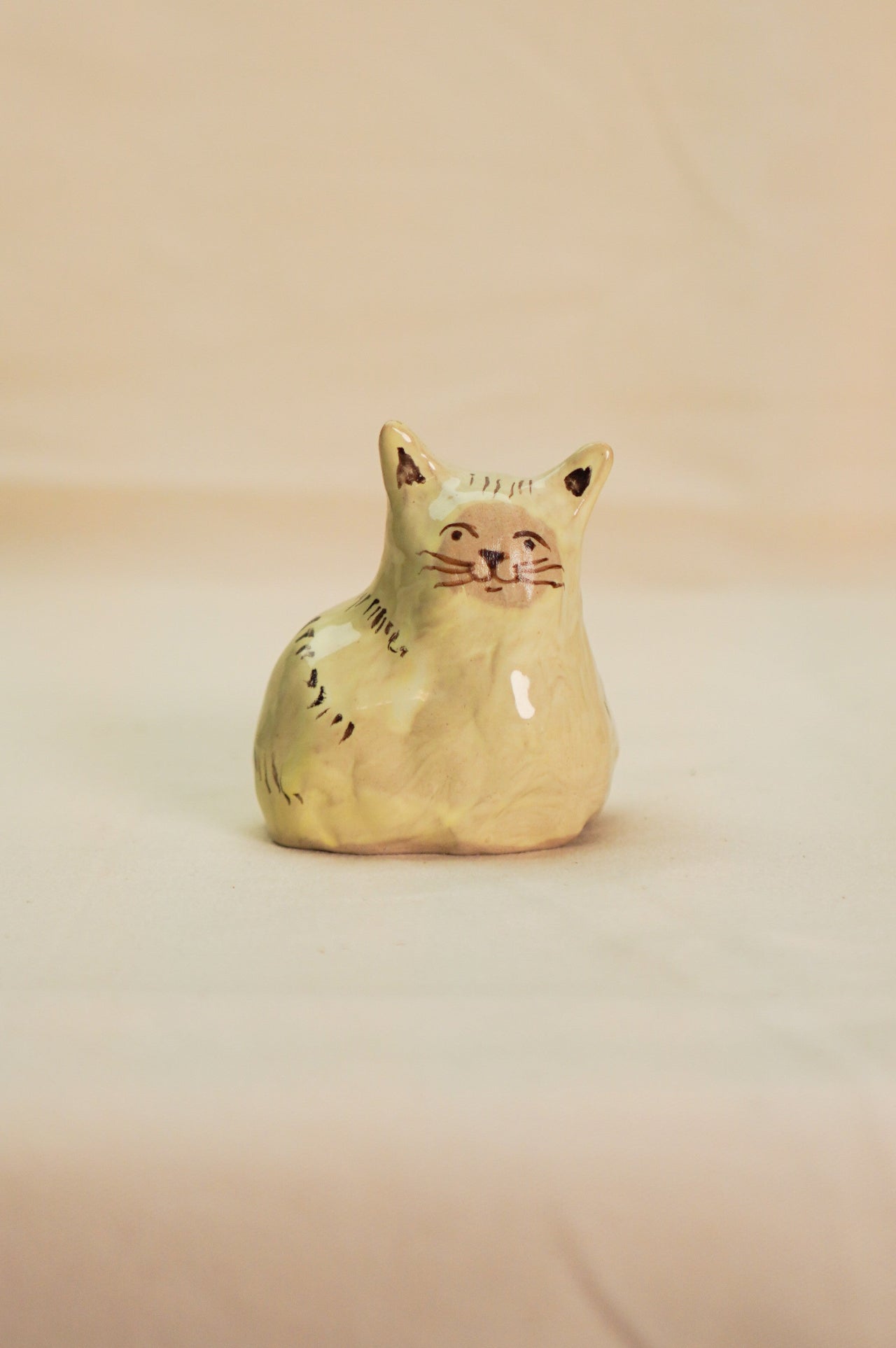 Żółta ceramiczna figurka kota