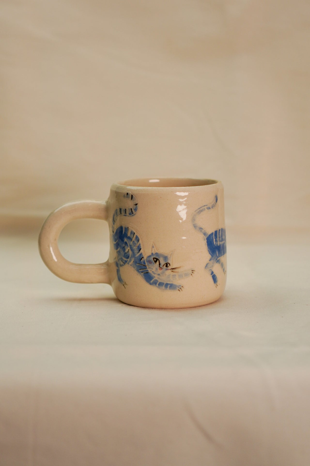 Kubek w koty niebieskie malowane