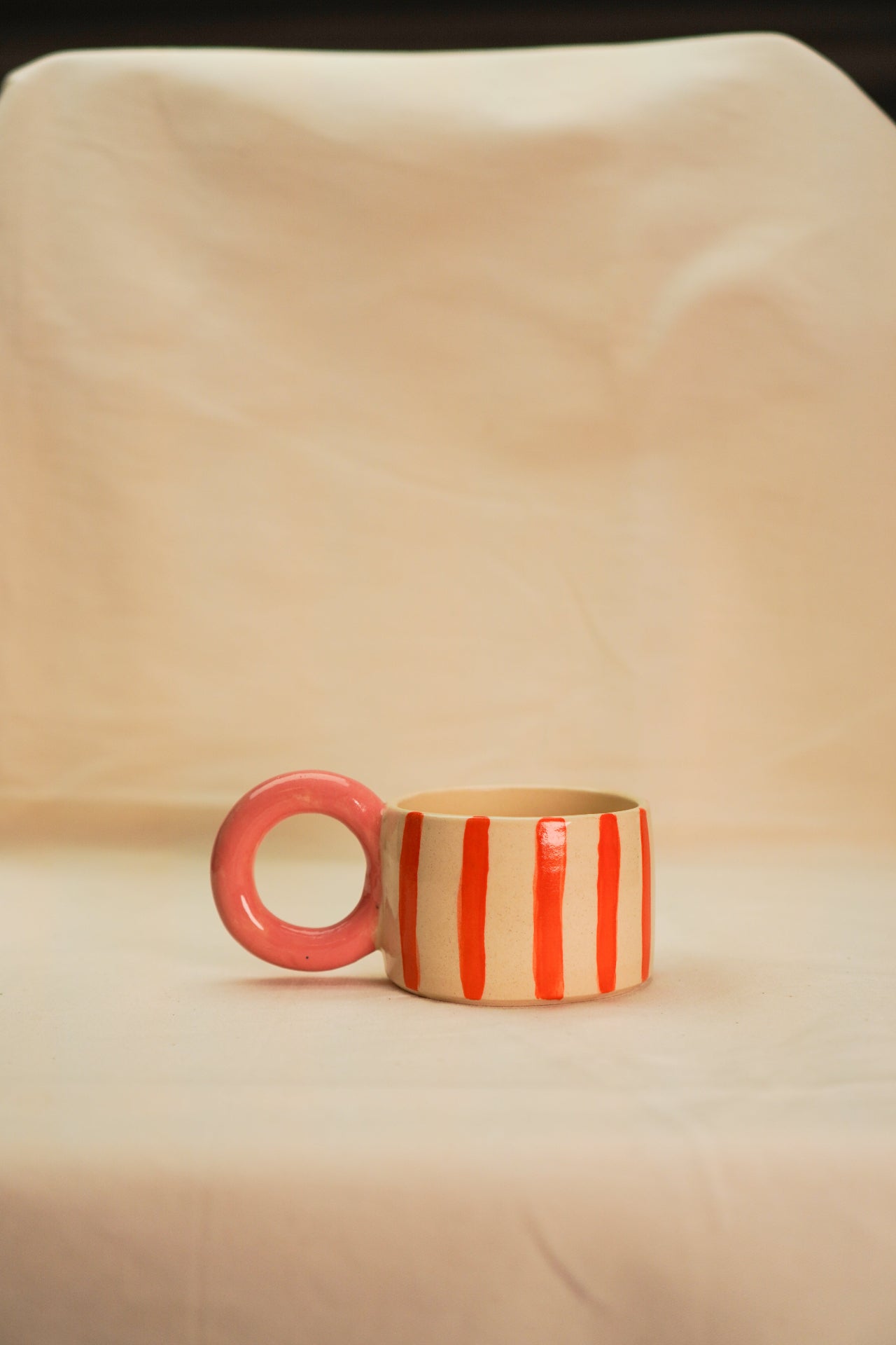 Kubek w paski pomarańczowe 