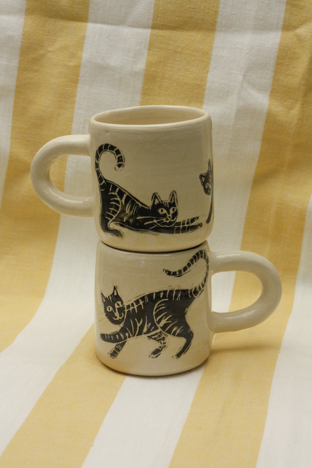 Kubki z czarnymi kotami