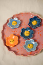 Magnesy kwiatki na kolorowym talerzu