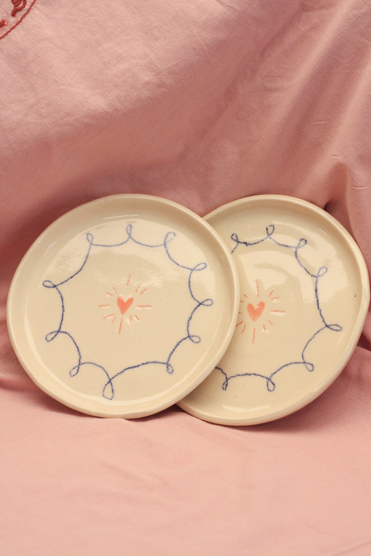 Male talerze z sercem cottage