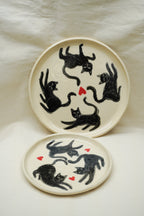 Mały i duży talerz w koty