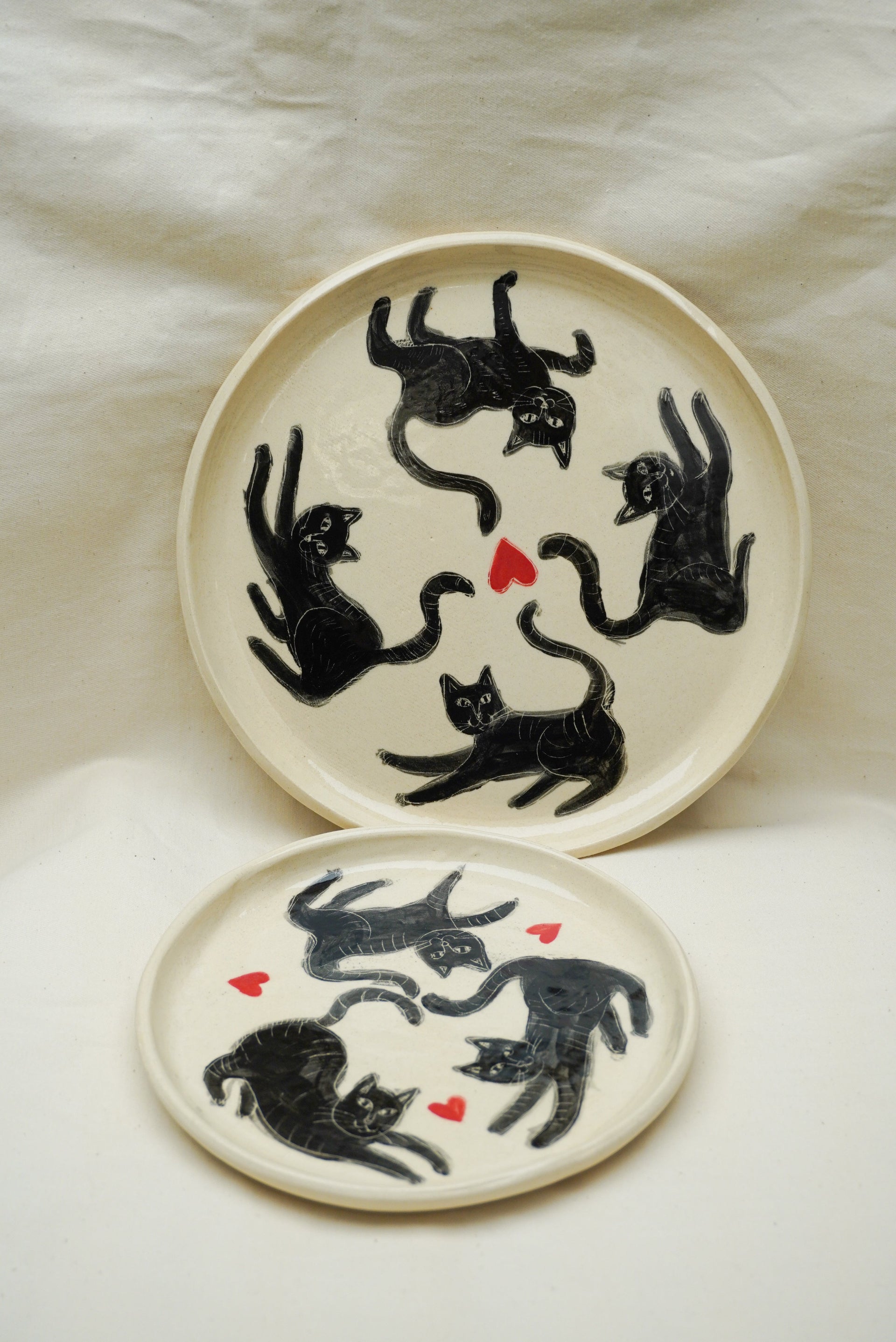 Mały i duży talerz w koty