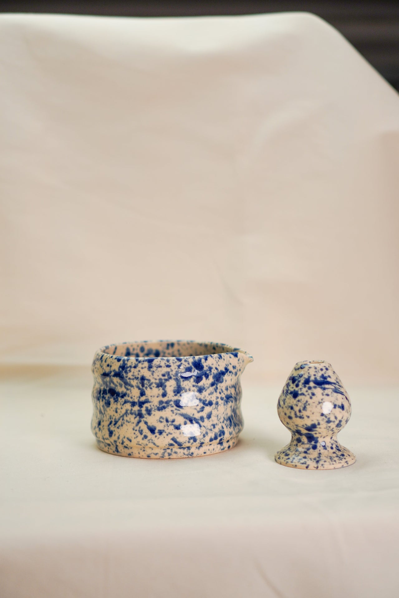 Matchawan i stojak na czasen w kobalowe ciapki