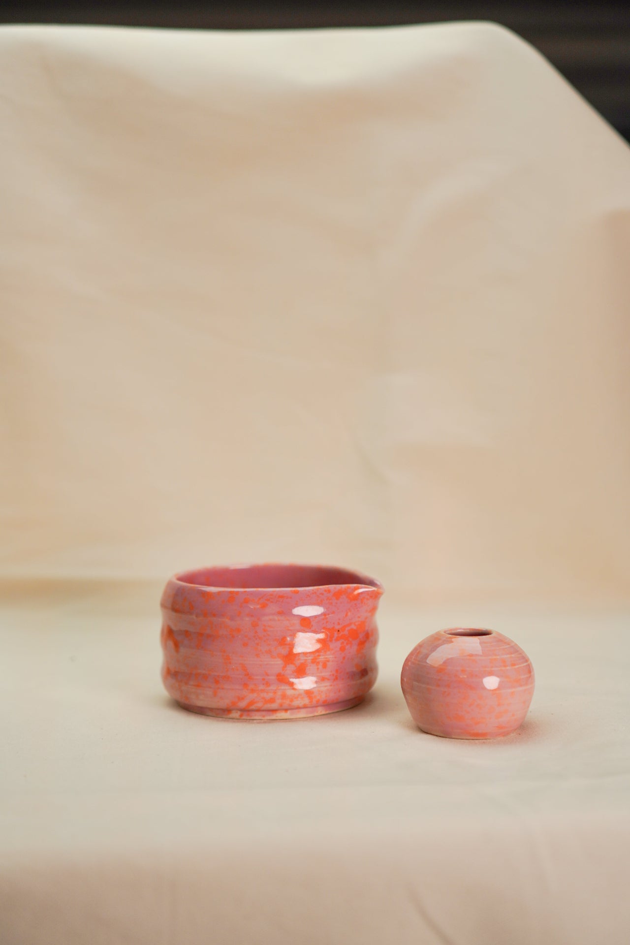 Matchawan i stojak na chasen w formie kulki w kolorze różowym z pomarańczowymi ciapkami.