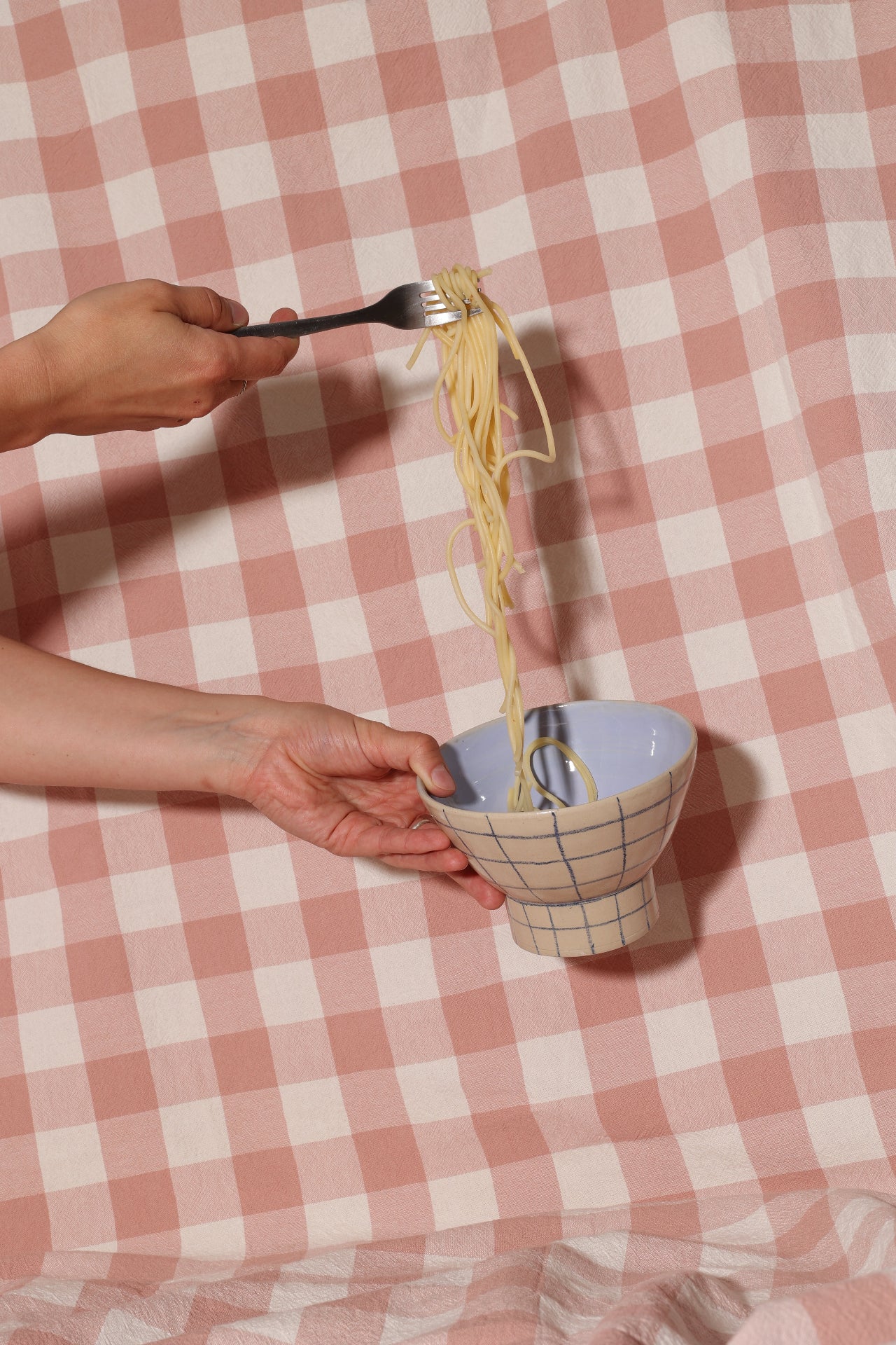 Miska w kratkę z błękitnym wnętrzem.