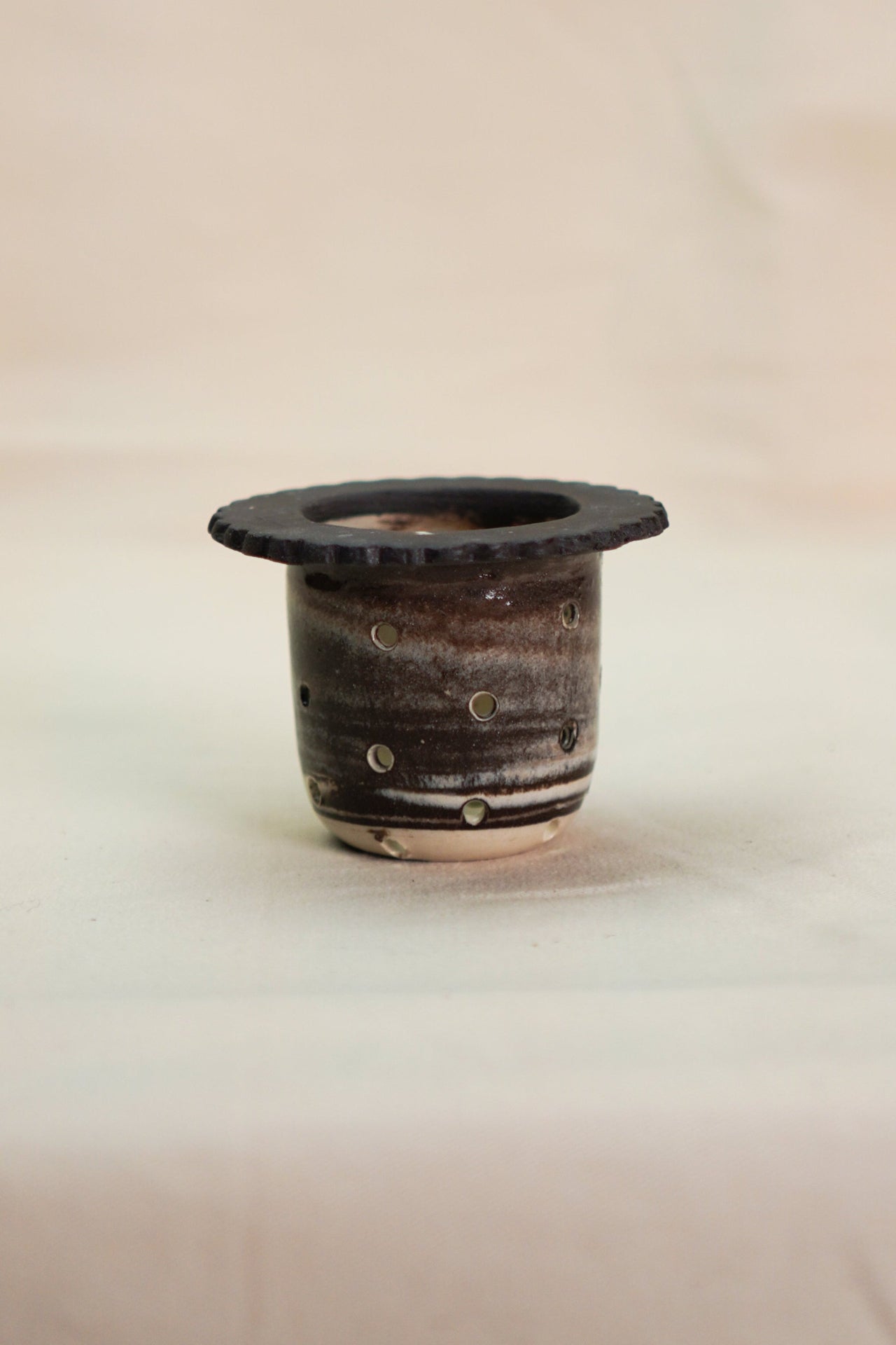 Marmurkowe, ceramiczne sitko na herbatę liściastą.