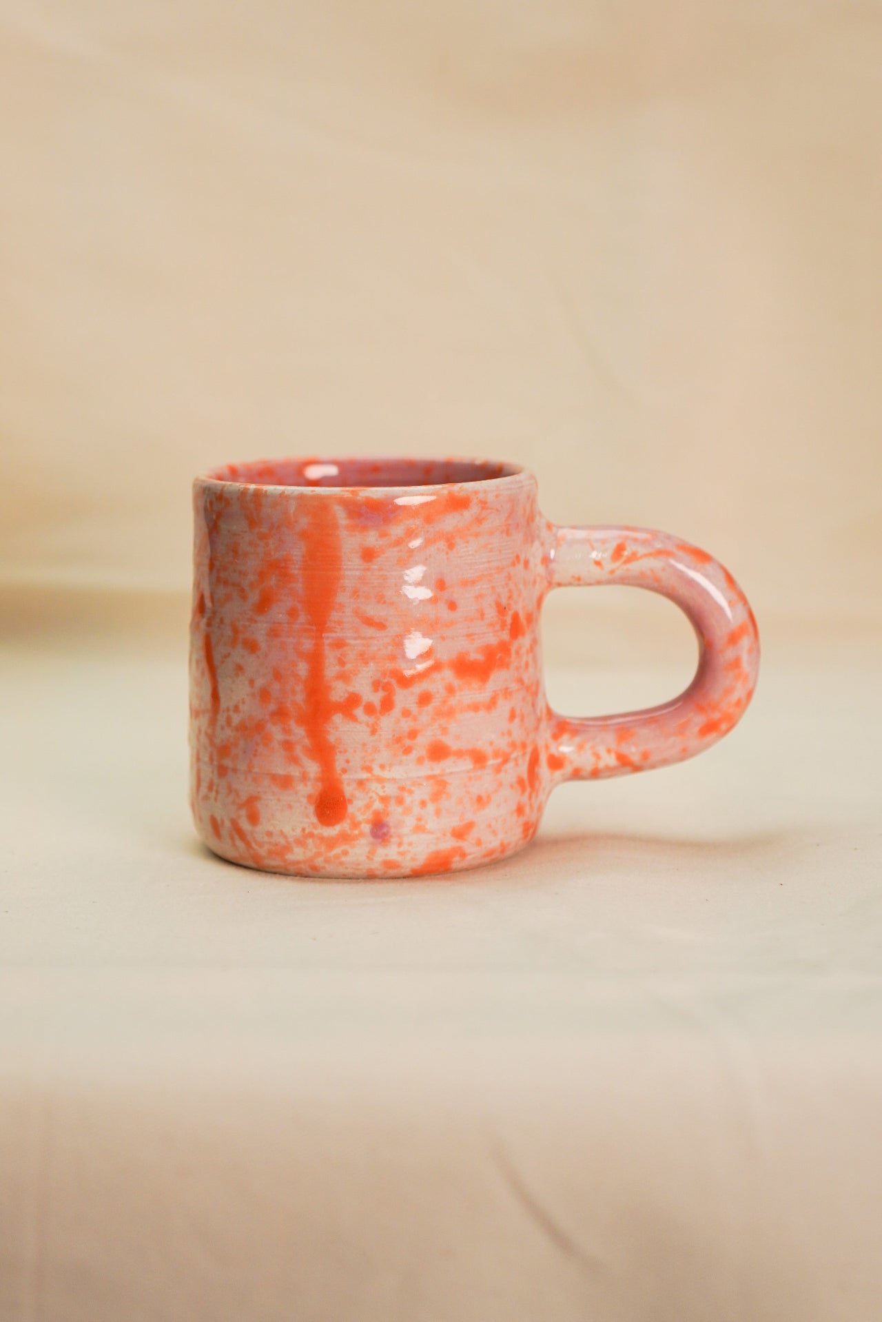 Różowy kubek ceramiczny nakrapiany SUNSET