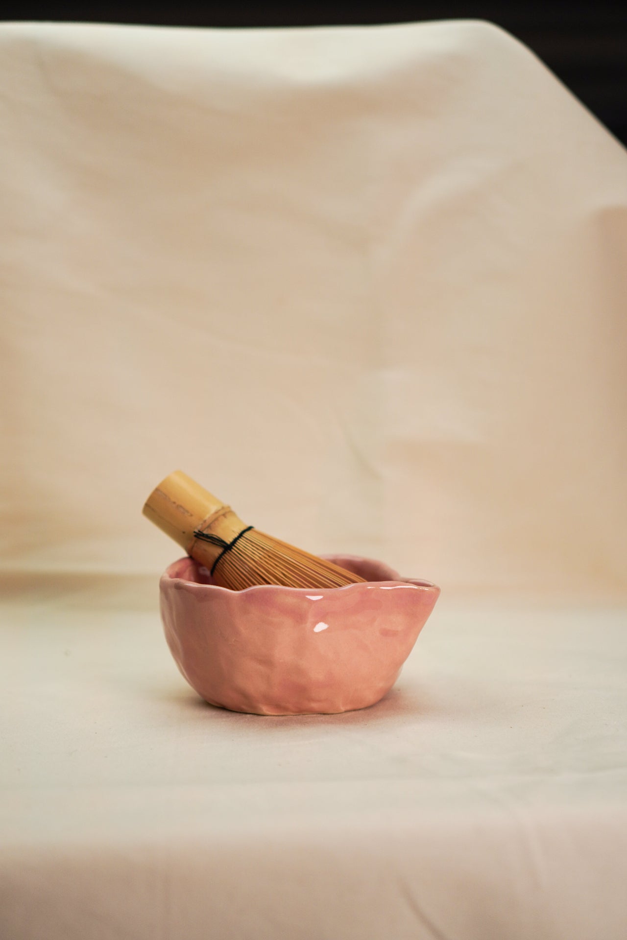 Różowy matchawan z chasenem. Ceramika ręcznie robiona.