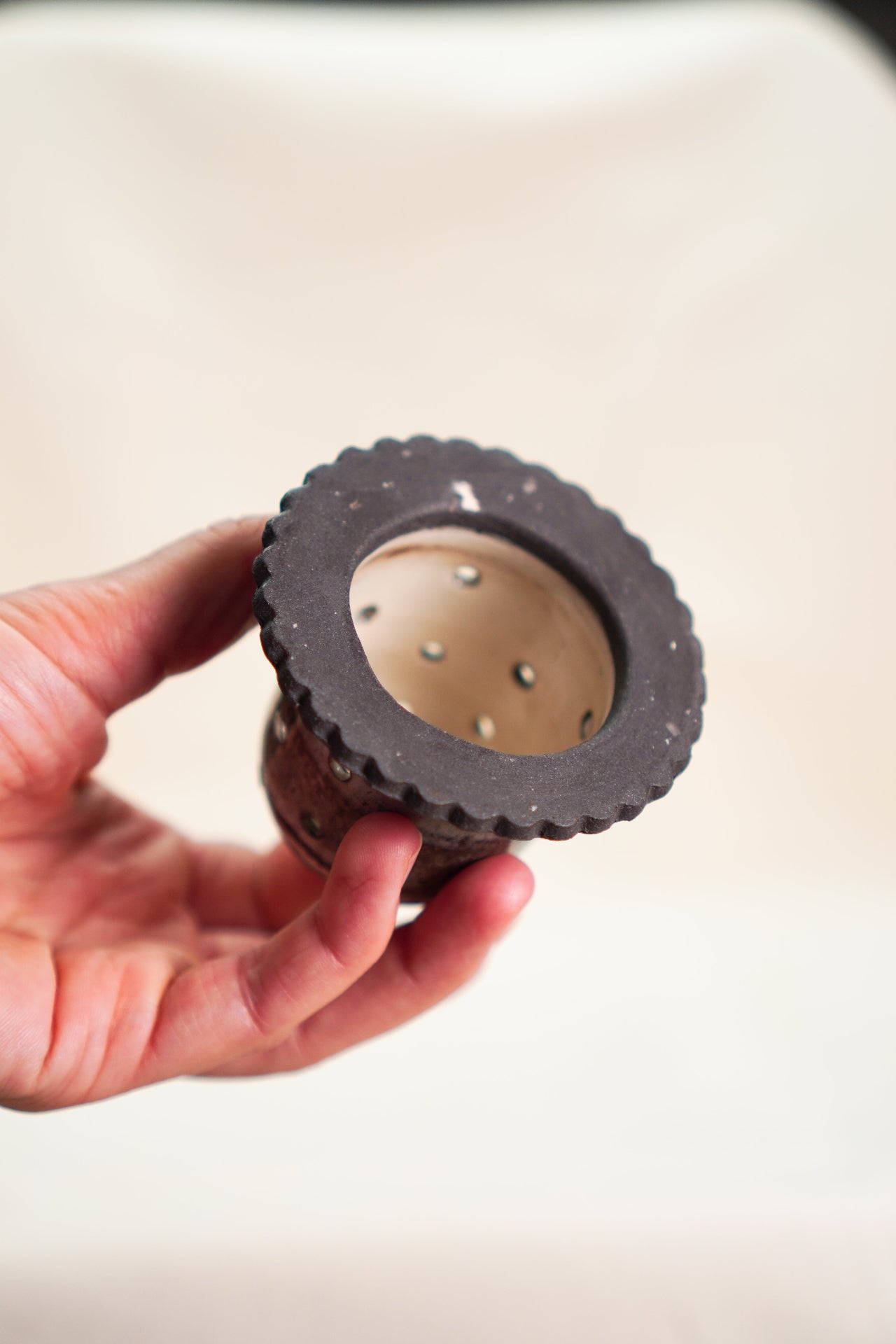 Ceramiczne sitko na herbatę w zbliżeniu