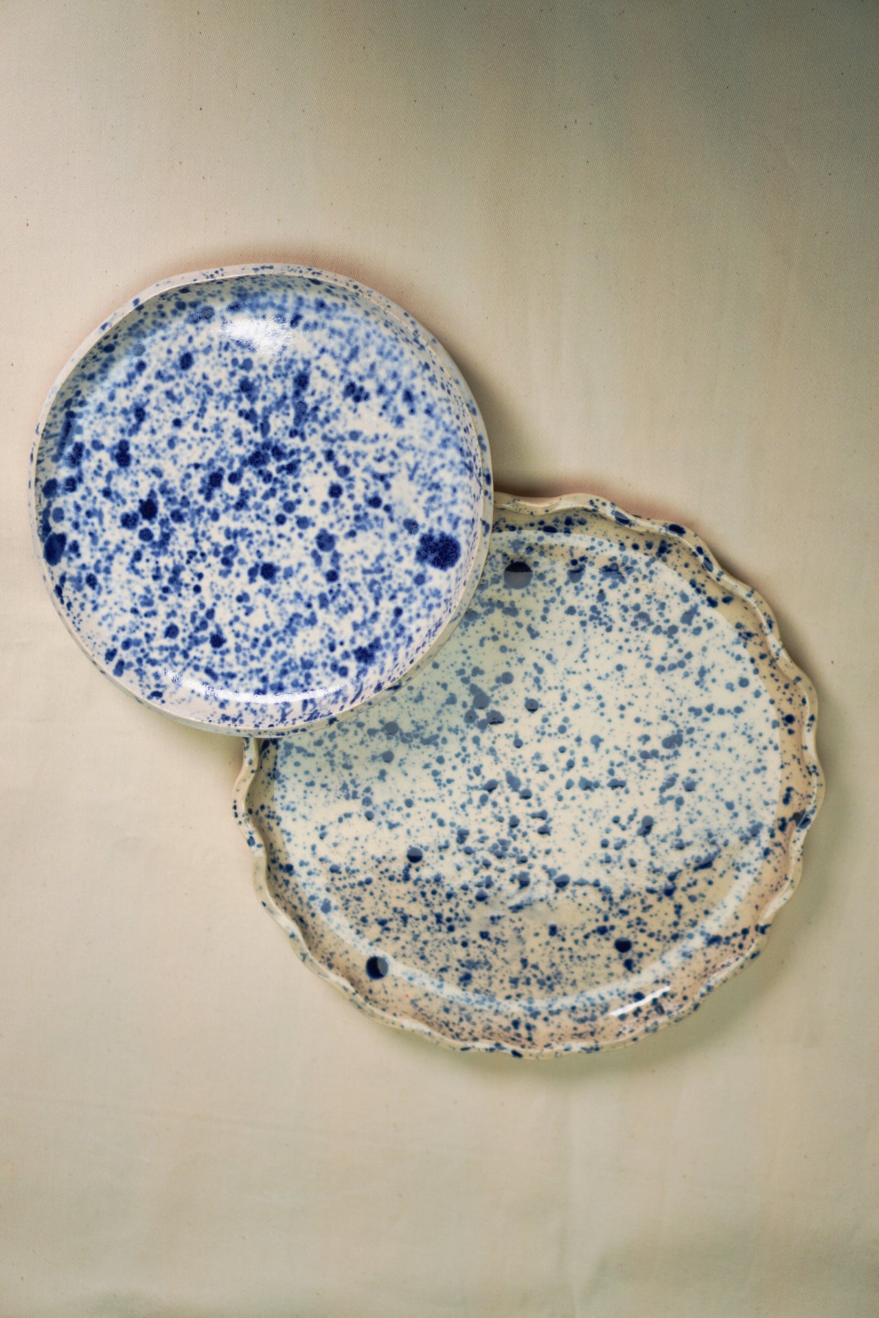 Talerz w kobaltowe ciapy