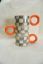 Trzy filiżanki w kratkę SZACH