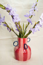 Wazon w różowe i czerwone duże paski