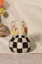 Wazon SMILE w kratkę mini z zawieszkami.