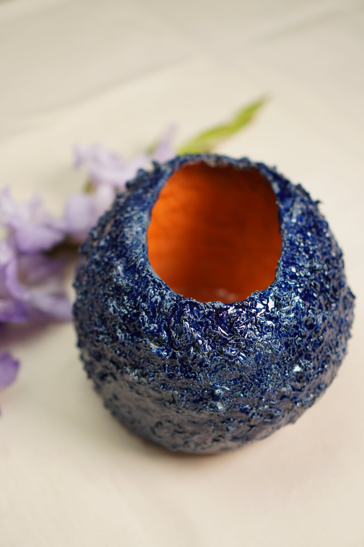 Wazon z futerkiem z pomarańczowym 