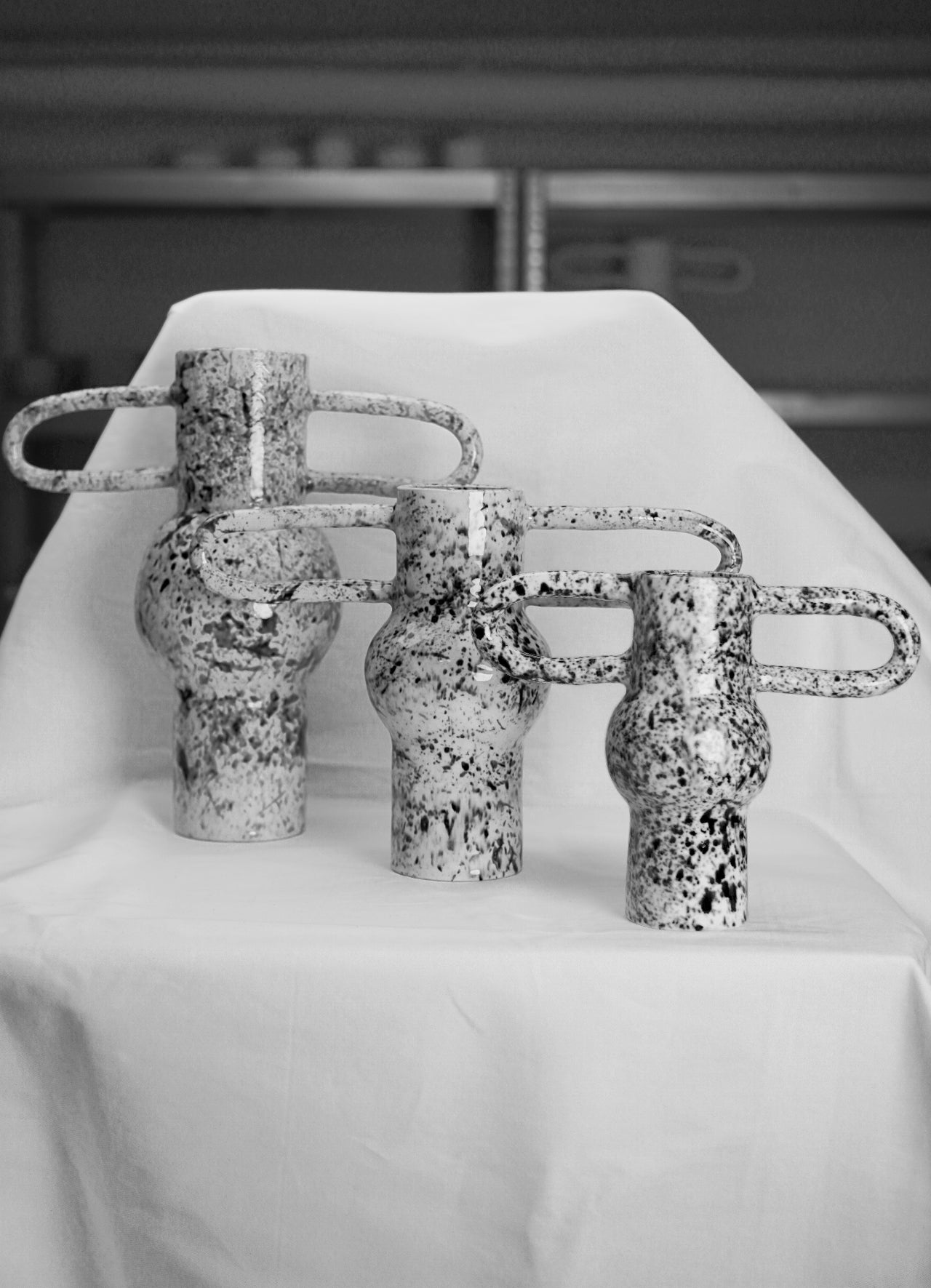 Wazony czarno białe zdjęcie