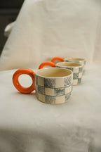 Zbliżenie na filiżanki SZACH