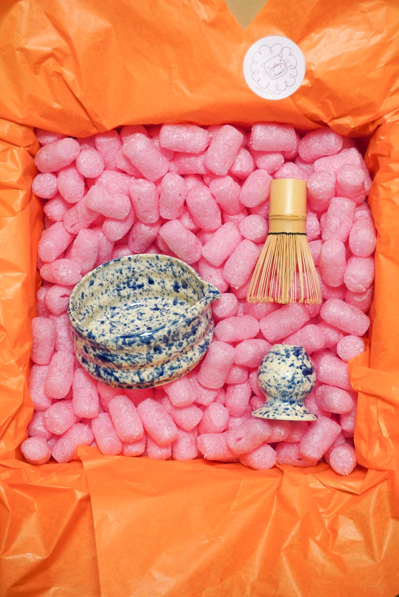 Ceramiczny zestaw do robienia matchy. Matchawan, stojak na chasen, chasen w kobaltowe ciapki.