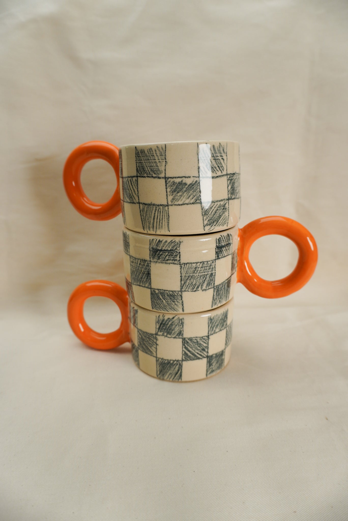 Filiżanki ustawione jedna na drugiej