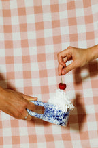 Fliżanka lvvia i dłonie