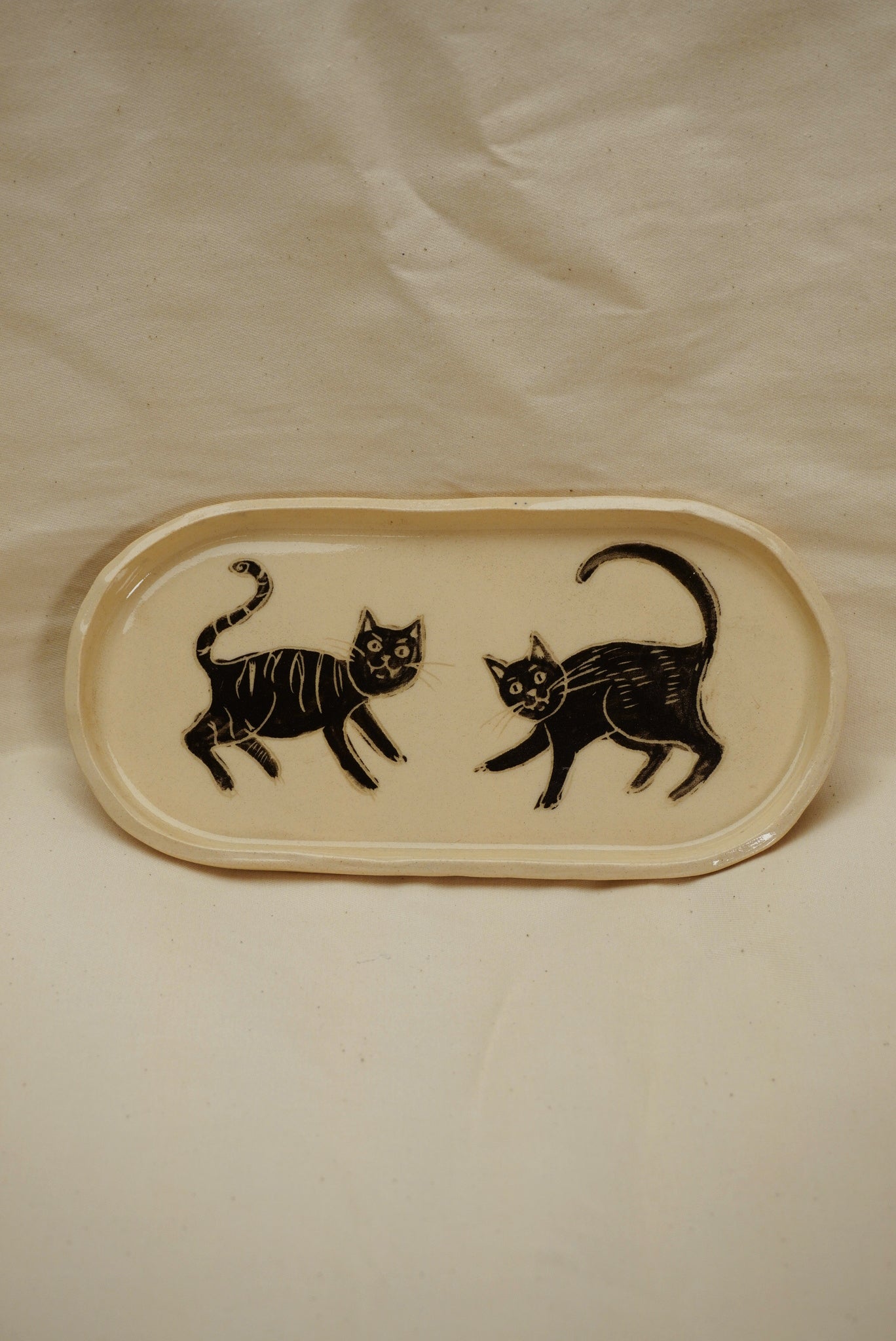 Talerz z dwoma czarnymi kotami