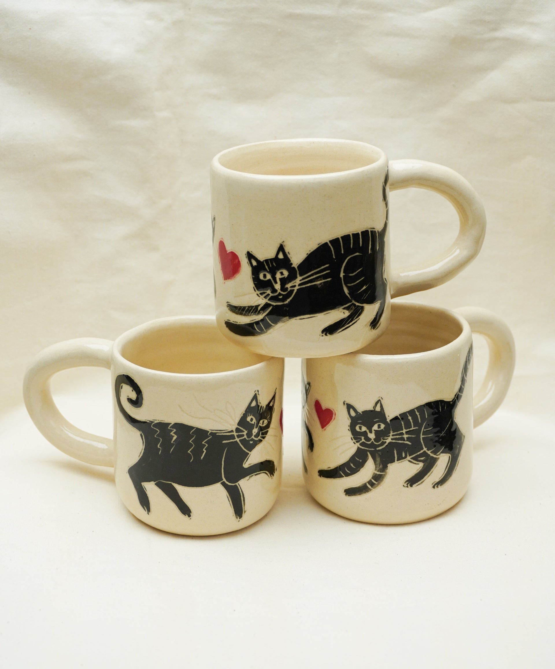 trzy kubki w koty