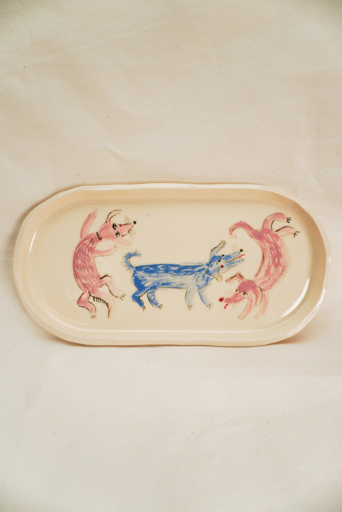 Trzy kolorowe pieski na talerzu