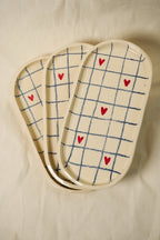 Podłużne talerzyki w kratkę i serca